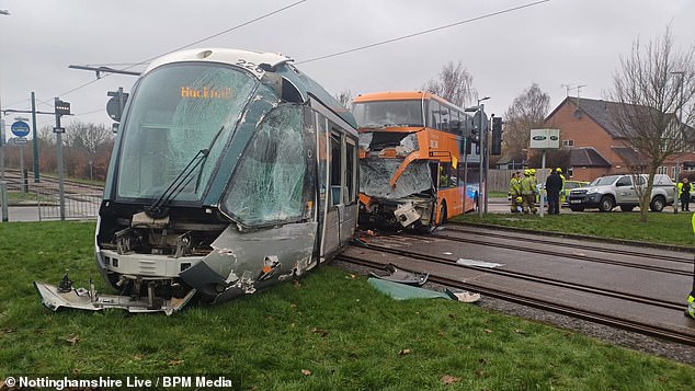 Los viajeros heridos son atendidos tras una colisión entre un autobús y un tranvía: los cierres de carreteras provocan un caos en los viajes de los viajeros