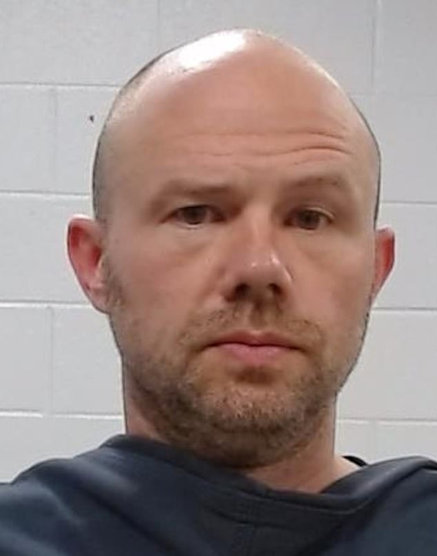 Amber Glenn, ex entrenadora de la medallista de oro en patinaje artístico de los Juegos Olímpicos de Invierno de EE. UU., arrestada por cargos de agresión sexual