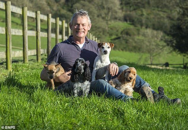 Martin Clunes ha recibido un duro golpe en la batalla de New Age Traveler Neighbours contra los planes de un campamento permanente junto a su granja de £5 millones.