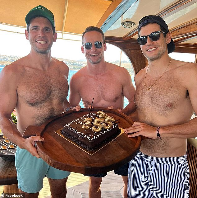 Me senté a unos cinco metros de los hermanos Alexander en el tribunal. Escuche mi escalofriante visión sobre la familia en el nuevo podcast del Daily Mail