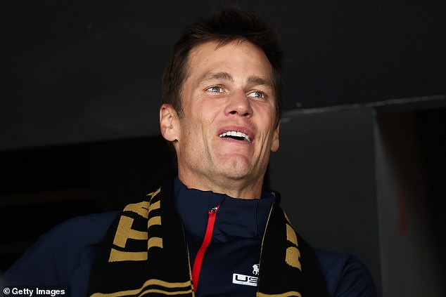 Tom Brady se une a Jason y Kylie Kelce durante el último partido de hockey entre Estados Unidos y Canadá en los Juegos Olímpicos de Invierno.