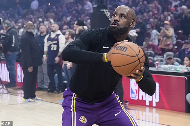 LeBron James ‘podría ganar hasta $75 millones’ por los derechos de transmisión de la gira de despedida mientras la estrella de los Lakers planea su próximo movimiento en la NBA