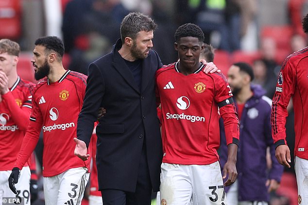 Michael Carrick da la bienvenida al ‘increíble’ Kobbi Mainoo: el técnico del Man United se sincera sobre la decisión de sacar al joven del frío tras el exilio de Ruben Amorim