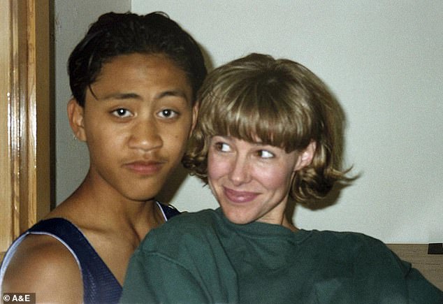 Una retorcida reinvención de un colegial que se casa con su maestra violadora Mary Kay Letourneau… y ahora encuentra el amor en una forma mucho más joven.