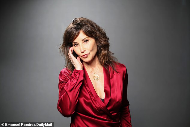 Desde decir no a los coordinadores de intimidad hasta defender a Woody Allen: GINA GERSHON lo revela todo en su entrevista más sincera hasta el momento