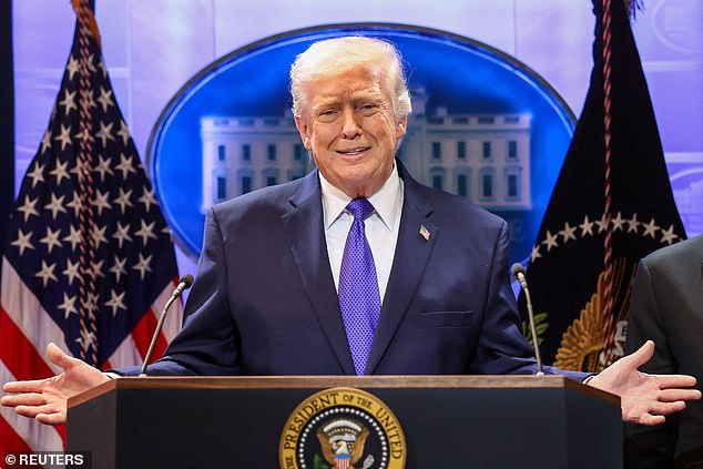 La brutal respuesta de Trump al desacuerdo con el ‘aspirante a rey’ del principal demócrata después de que se recortan sus poderes arancelarios