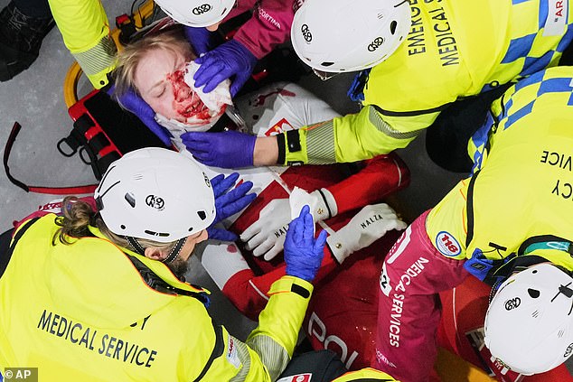 Un patinador de velocidad en los Juegos Olímpicos de Invierno se desplomó en una camilla en medio de un desastre sangriento después de ser golpeado en el OJO por el patín de un oponente.