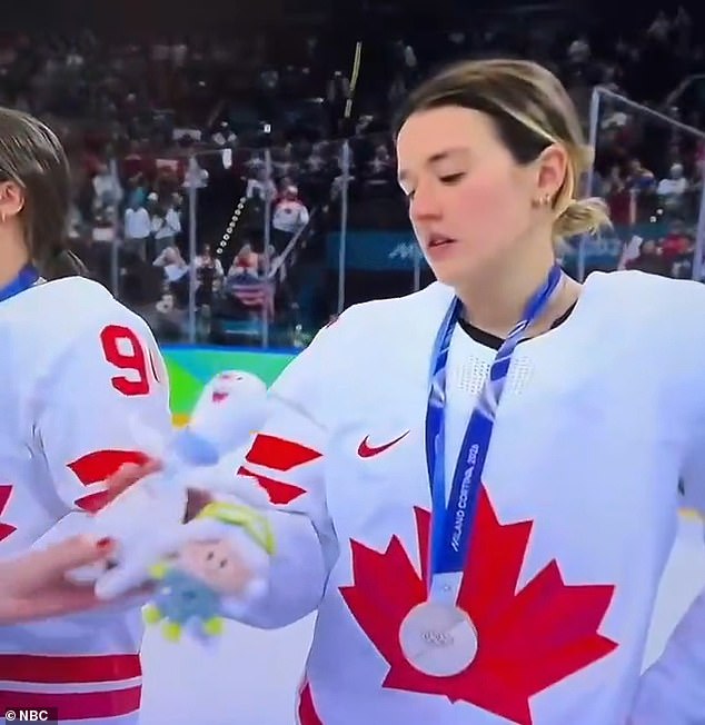 Los jugadores de hockey canadienses se vuelven virales después de las divertidas reacciones a los peluches en la ceremonia de medalla olímpica