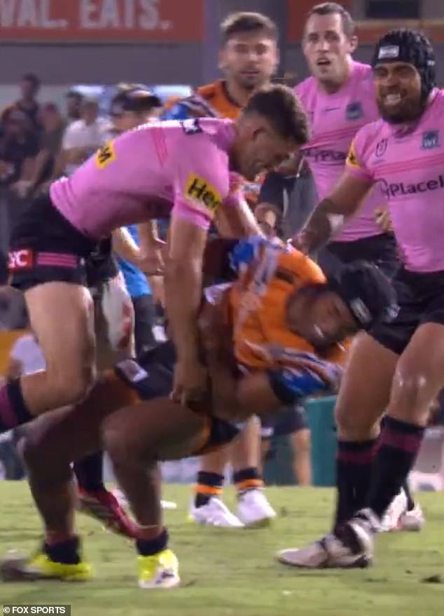 Nathan Cleary podría perderse el inicio de la temporada de la NRL mientras una personalidad de los medios de fútbol pide una GRAN prohibición para el delantero de los Dolphins