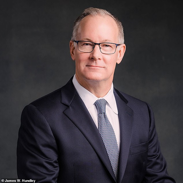 El principal abogado que reemplazó a la fiscal de la reina de belleza de Trump fue despedido sensacionalmente en pocas horas del Departamento de Justicia