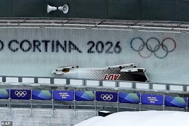 Un atleta de bobsleigh fue hospitalizado en los Juegos Olímpicos de Invierno después de un terrible accidente durante la final de cuatro hombres; el evento se retrasó más de 20 minutos para recibir tratamiento médico de emergencia.