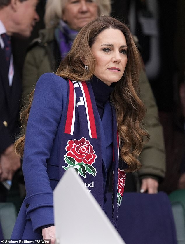 Kate mantiene la calma y continúa: la Princesa de Gales anima a Inglaterra en el partido de rugby de las Seis Naciones mientras la realeza se recupera del arresto de Andrew