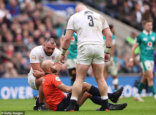 El árbitro de rugby se vio obligado a abandonar durante el partido Inglaterra-Irlanda en Twickenham mientras el equipo de Steve Borthwick comenzaba terriblemente el choque de las Seis Naciones: “Algo se ha roto”