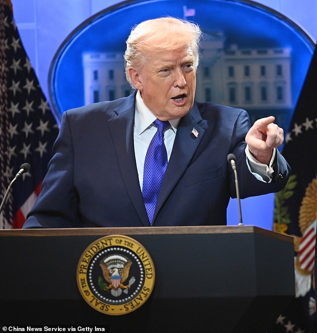 Trump, tambaleándose por una derrota en la Corte Suprema, ha anunciado un aumento de los aranceles globales al 15%