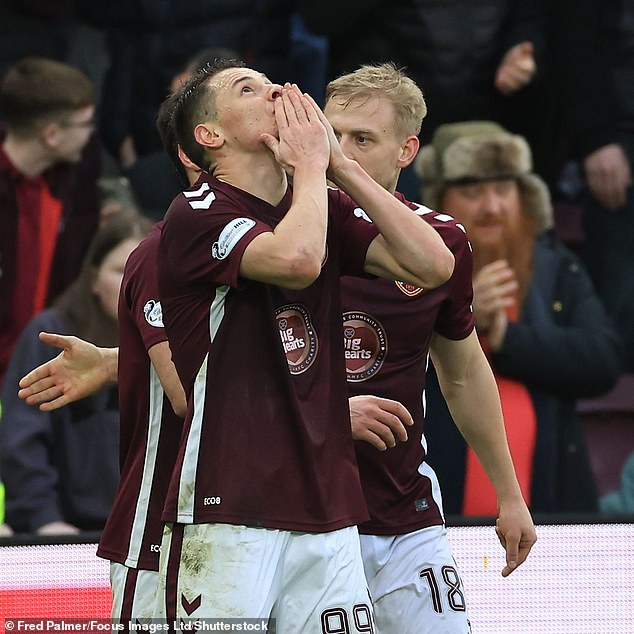 Hearts 1-0 Falkirk: el primer gol de Islam Chesnokov para los anfitriones significa que los líderes de la Premiership escocesa están cinco puntos por delante de sus rivales por el título Old Firm