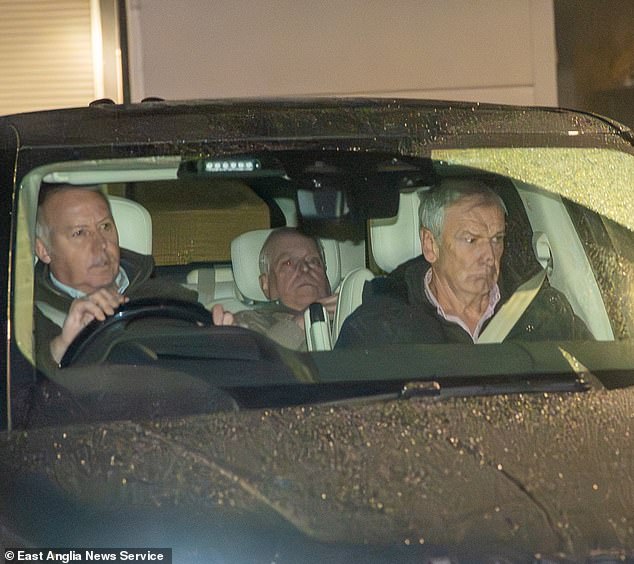 Ahora lo ves, ahora no: nuevas fotos horribles muestran a Andrew tratando de esconderse del fotógrafo mientras lo sacan de la estación de policía después del interrogatorio.