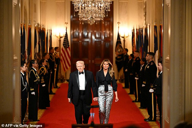 Melania Trump sorprendió con pantalones plateados cuando llegó a la controvertida cena del gobernador con su esposo Donald después de una semana tumultuosa para el presidente en la que decenas de líderes la boicotearon.
