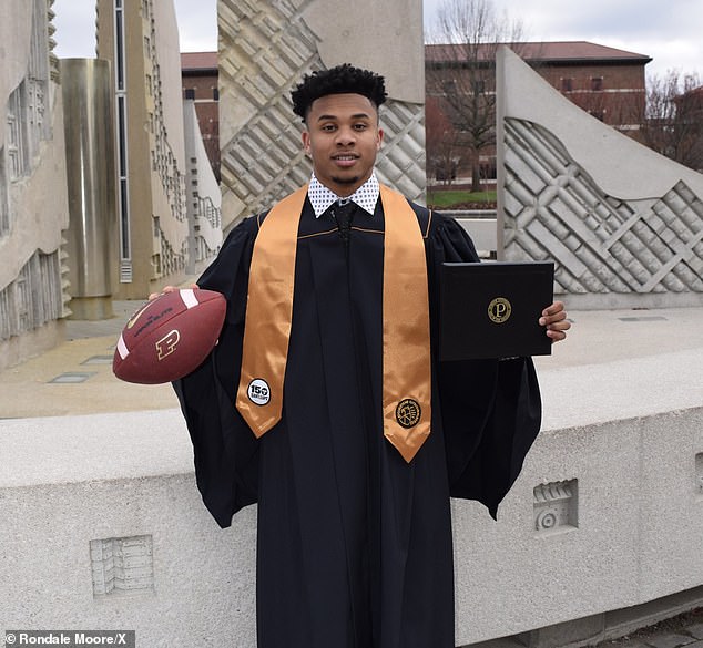 La estrella de los Chiefs, Hollywood Brown, revela que habló con Rondale Moore apenas HORAS antes de su trágica muerte a la edad de 25 años.