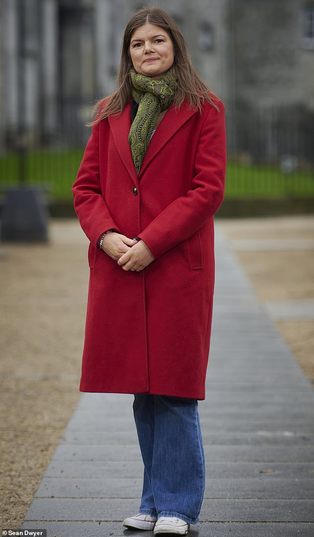 Cuando su controlador ex le pide a Kathleen Function que se someta a una prueba del detector de mentiras, ella sabe que tiene que salir… pero lo que él hace a continuación la sorprende lo suficiente como para buscar ayuda.