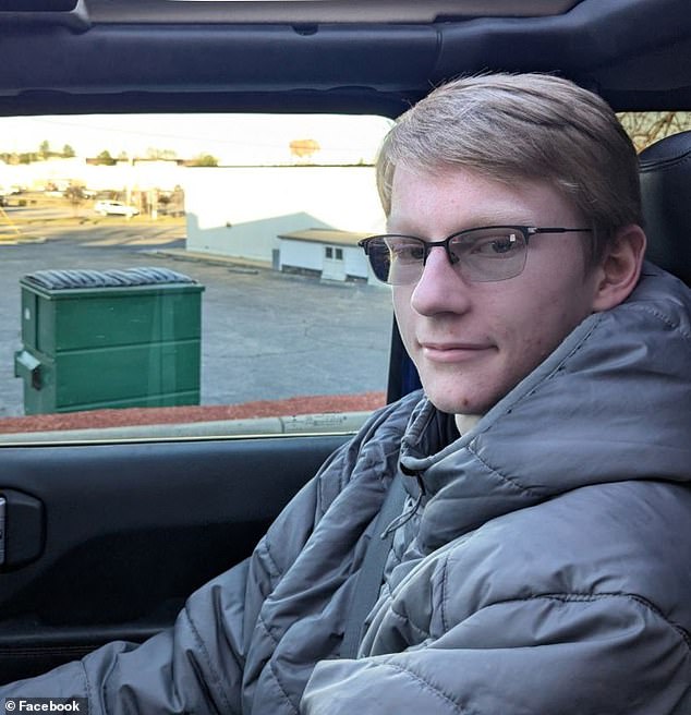 El pistolero de Mar-a-Lago, Austin Tucker Martin, se deslizó por la puerta de salida de los empleados en una horrible violación de seguridad a medida que surgen nuevos detalles.