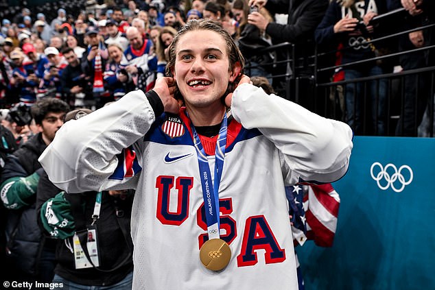 JD Vance elogia en voz alta al héroe del hockey estadounidense “patriota” Jack Hughes después de una ola de protestas de otras estrellas de los Juegos Olímpicos de Invierno