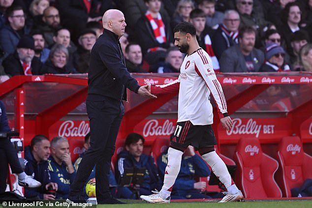 Arne Slot corre el riesgo de una guerra civil si sigue la idea de Jamie Carragher (tres cosas que amenazan a Liam Rosenior) y entrenador sorpresa del año por delante de Mikel Arteta: IAN LADYMAN en My Premier League Weekend
