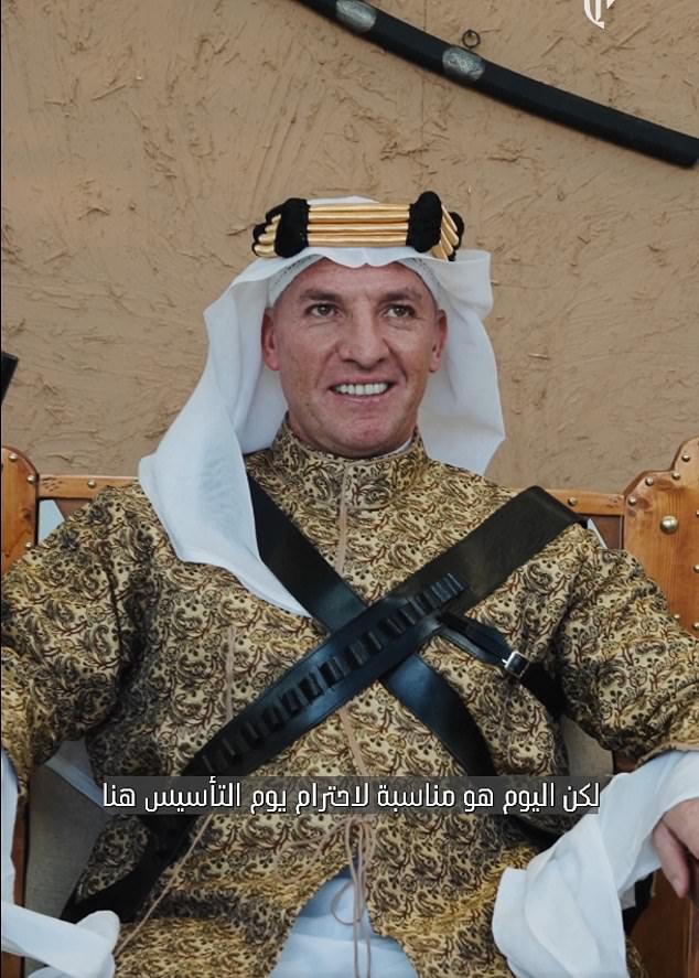 El ex entrenador del Liverpool y del Celtic, Brendan Rodgers, se transforma en ‘Sheikh Brendan’ posando con el traje tradicional saudí y portando un arma en un vídeo promocional tan descarado que ‘parece inteligencia artificial’