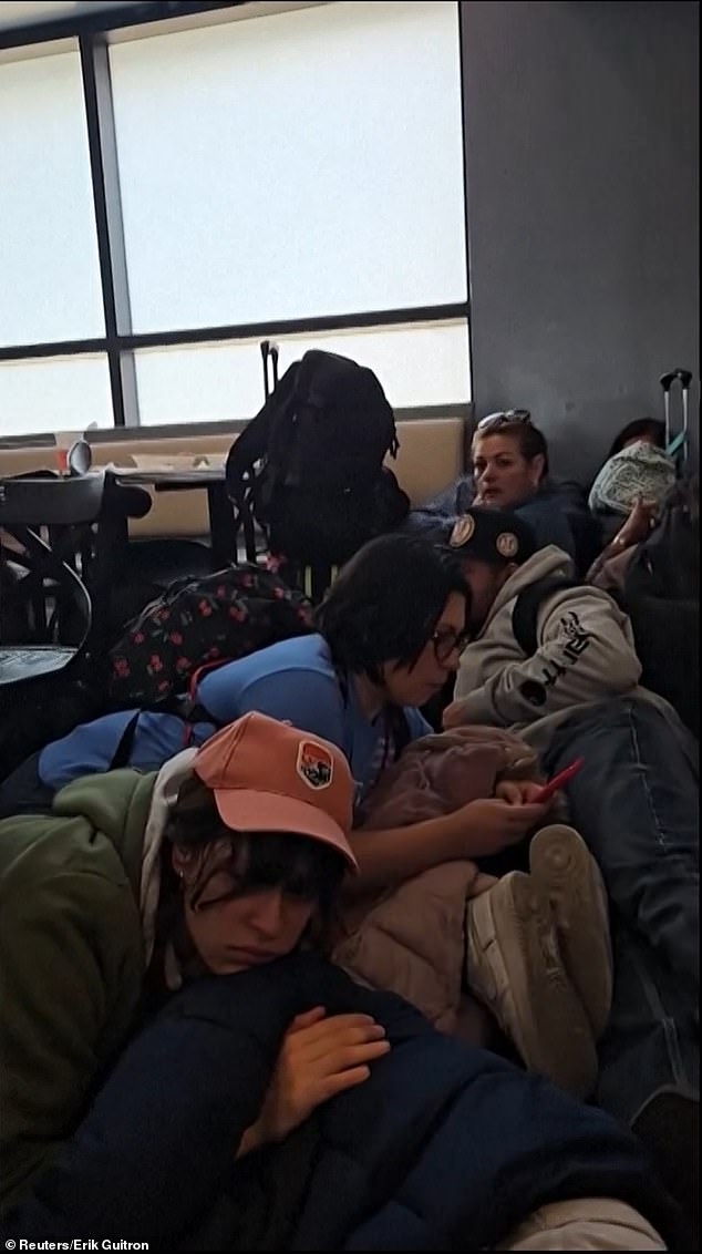 Terror en la terminal: Los turistas entran en pánico mientras corren por un aeropuerto mexicano, temiendo un ataque de un cartel, horas después de la muerte del narcotraficante El Mencho.