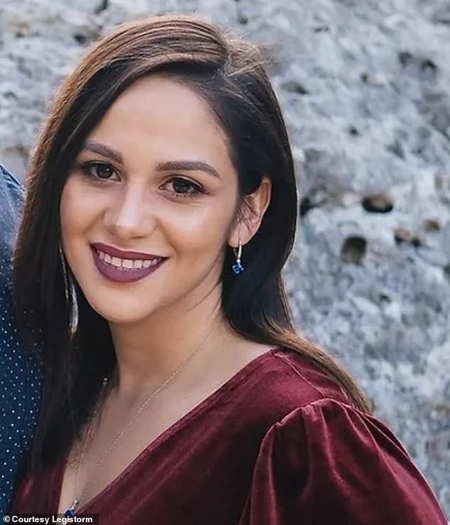 Lea todos los mensajes de texto conmovedores sobre ‘posición sexual’ a la 1 de la madrugada. Un asistente enviado por un congresista casado se mata a tiros… después de que su marido revelara una supuesta aventura en un mensaje grupal asombroso