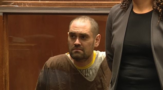 El demacrado Nick Reiner aparece bajo custodia por primera vez después de declararse inocente de los asesinatos del padre del director de Hollywood, Rob, y de la madre, Michelle: se le escuchó murmurar una palabra.