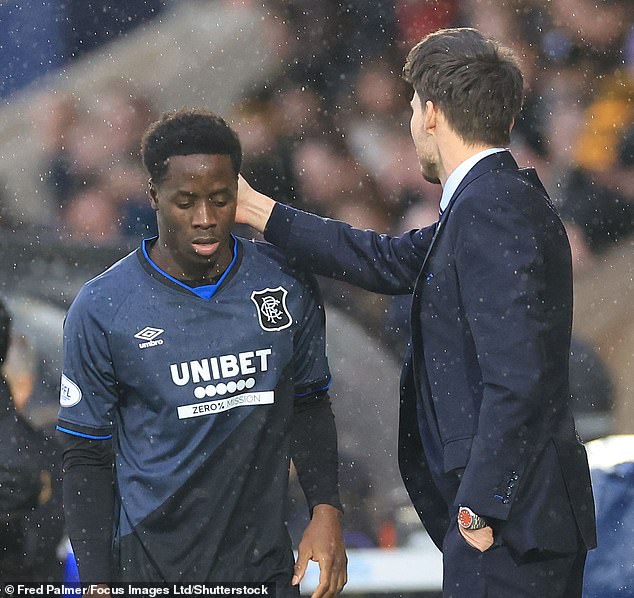 ‘Es simplemente inaceptable’ – Los Rangers condenan el abuso racista contra Gassama y Fernández