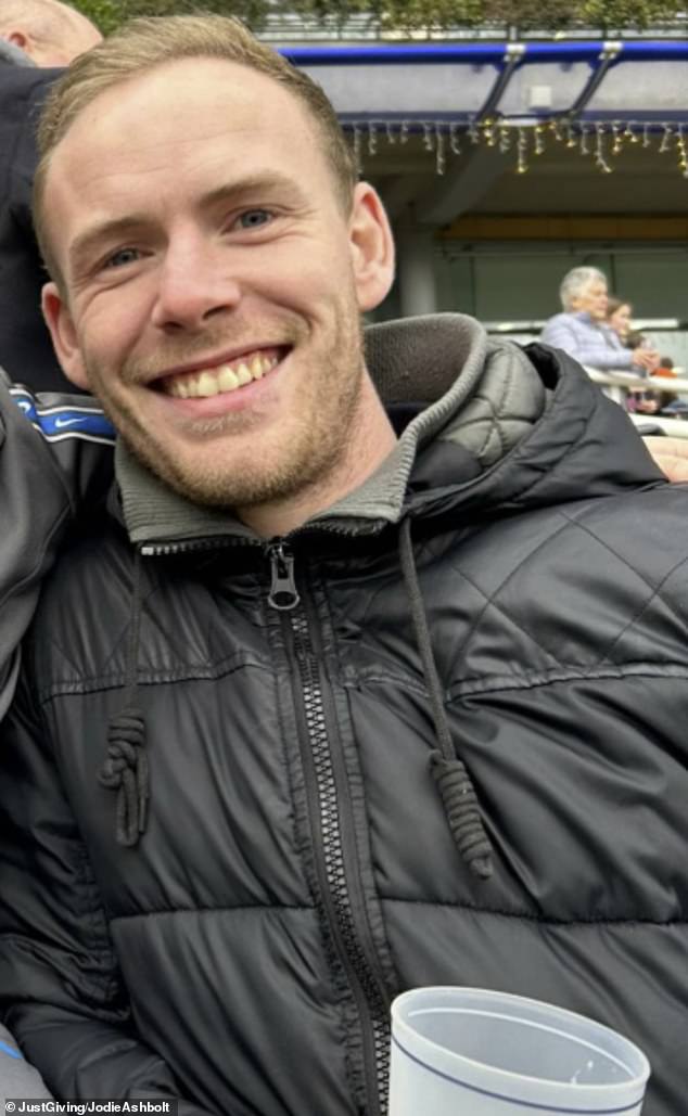 Un soldado de 26 años se estrelló deliberadamente contra un árbol y dijo: “Nunca volverás a saber de mí” mientras llamaba por teléfono a su novia, devastada tras romper con ella.