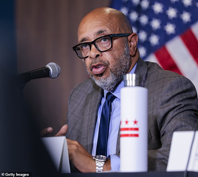 DC Water sufrió el mayor derrame de aguas residuales en la historia de Estados Unidos después de que el jefe se jactara de deshacerse de los ejecutivos varones blancos, priorizando la “equidad”.