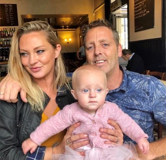 Imagen: Madre e hija de siete años mueren en un accidente cerca de un túnel en Surrey