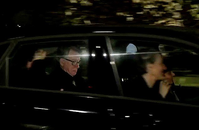 La presidenta de la Cámara de los Comunes, Lindsay Hoyle, reveló que Mandelson le había dicho a la policía que podría huir del Reino Unido… El líder laborista desestimó la afirmación como “ficticia”, pero “pasaporte confiscado”