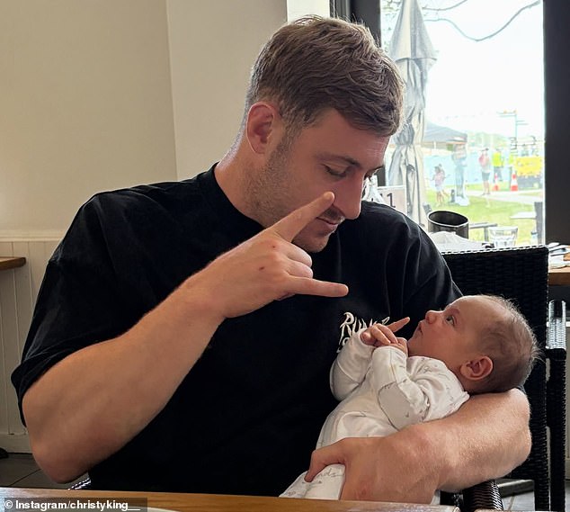 La estrella del fútbol y su hermosa esposa finalmente revelan el nombre MUY inusual de su hija después de mantenerlo en secreto.