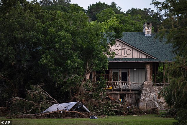 Las familias devastadas y los consejeros de nueve niñas de Camp Mystic están demandando al estado de Texas.