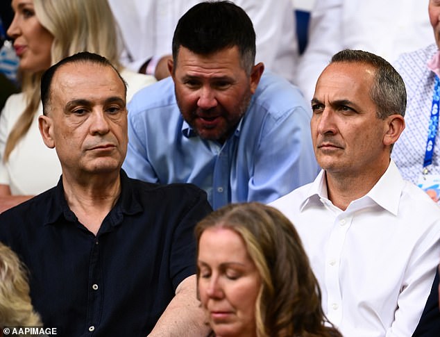 El estreno de NRL en Las Vegas tiene un gran inconveniente cuando un avión que transporta a los principales jefes del juego se ve obligado a dar la vuelta y aterrizar en Sydney.