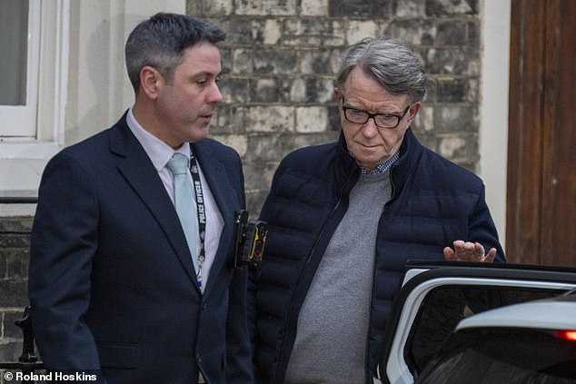 La policía ha negado haber arrestado a Peter Mandelson tras “sugerencias infundadas de que planeaba abandonar el país e instalarse en el extranjero”.