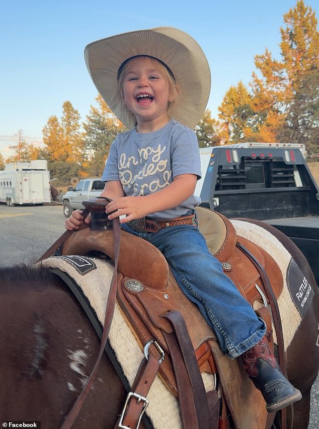 La hija de 3 años de una estrella del rodeo muere atropellada por un caballo frente a su madre en un extraño accidente