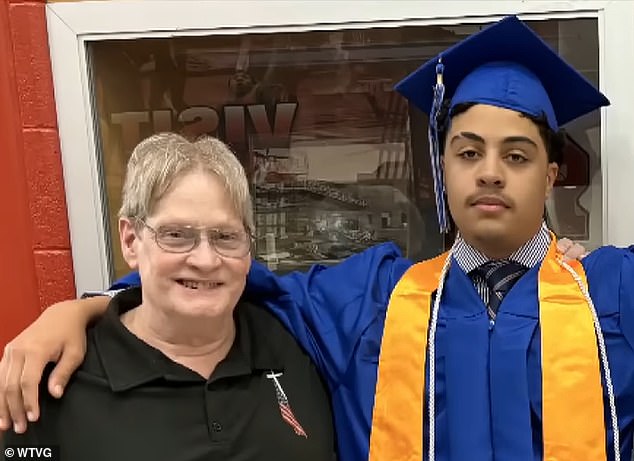 Un abuelo murió tras ser arrastrado detrás del vehículo de un ladrón de autos, quien murió momentos después en un extraño accidente.