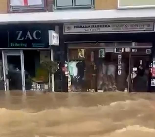 Una tubería rota ha provocado enormes corrientes de agua por las calles de Islington