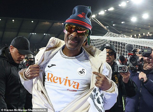 Snoop Dogg da comienzo a la fiesta en Swansea, con el copropietario y famoso rapero viendo a su equipo en vivo por primera vez, ¡y el jefe de Preston sugiriendo que el túnel “huele a hierba”!