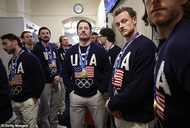 Las estrellas del hockey del equipo de EE. UU. llegan para causar división en la ceremonia del Estado de la Unión de Trump después de celebrar la medalla de oro con el presidente.