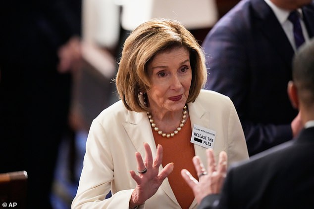 Trump se burla implacablemente de Nancy Pelosi por acusaciones de uso de información privilegiada… y los demócratas están de acuerdo