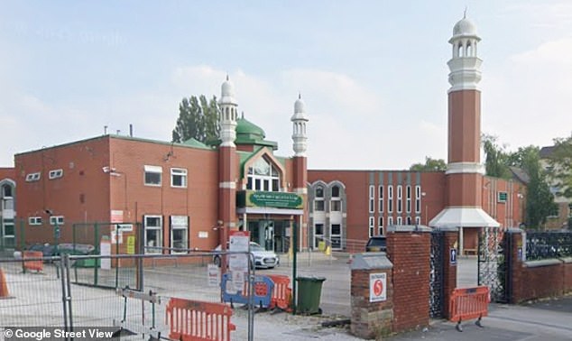 La policía antiterrorista investiga después de que un ‘hombre que llevaba un hacha y un cuchillo’ entrara en la mezquita de Manchester durante el Ramadán – Continúa la búsqueda del segundo sospechoso y la policía aumenta las patrullas