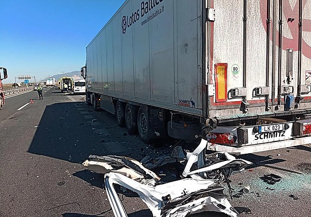 Una madre británica, de 42 años, murió delante de su familia después de que un camión chocara por detrás con una furgoneta en una carretera española.