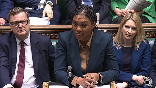 Kemi Badenoch ha exigido que Kair Starmer aborde la “trampa de la deuda” que suponen los préstamos estudiantiles y ha advertido que el sistema actual está en un “punto de quiebre” con enormes reembolsos para los graduados.