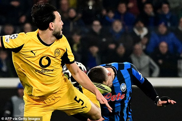 Atalanta elimina al Borussia Dortmund de la Liga de Campeones con el último tiro del partido mientras una entrada brutal termina con TRES tarjetas rojas y un jugador cubierto de sangre