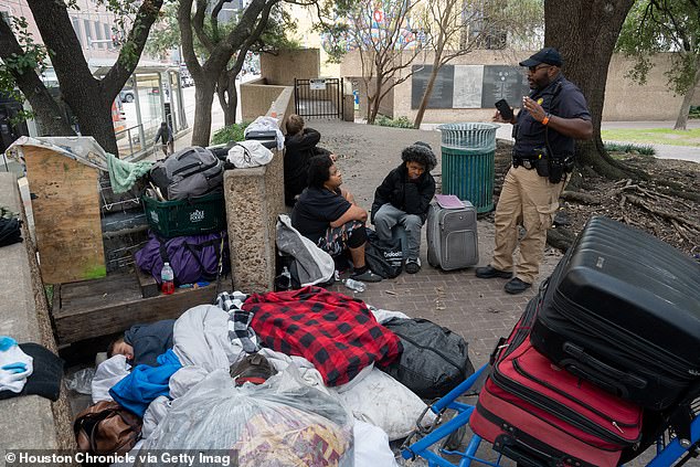 Los residentes de Houston critican el controvertido ‘supercentro’ de $16 millones para personas sin hogar que se inaugurará este año: ‘El vecindario será destruido’